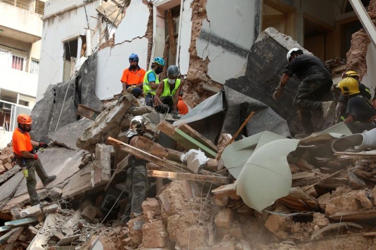LYNXMPEG821N3.jpg,Equipos de rescate buscan entre los escombros de edificios derrumbados por la enorme explosión en el área portuaria de  Beirut. Líbano, 3 de septiembre de 2020. REUTERS/Mohamed Azakir; Crédito: MOHAMED AZAKIR, Reuters