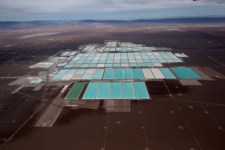 LYNXMPEG821N8.jpg,Imagen de archivo de una vista aérea de las piscinas de salmuera de la minera de litio SQM en el salar de Atacama, en el norte de Chile, el 10 de enero de 2013. REUTERS/Ivan Alvarado; Crédito: Ivan Alvarado, Reuters