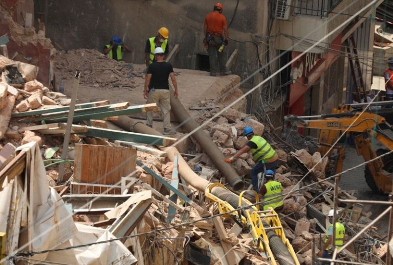 LYNXMPEG840MU.jpg,Voluntarios y un miembro del equipo de rescate chileno excavan entre los escombros de edificios que colapsaron debido a la explosión en el área del puerto, luego de que se detectaran señales de vida, en Gemmayze, Beirut, Líbano, el 5 de septiembre de 2020. REUTERS / Mohamed Azakir; Crédito: MOHAMED AZAKIR, Reuters