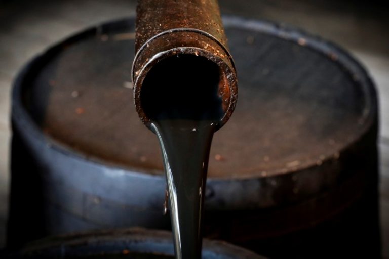 LYNXMPEG860JV.jpg,FILE PHOTO: Oil pours out of a spout from Edwin Drake's original 1859 well that launched the modern petroleum industry at the Drake Well Museum and Park in Titusville, Pennsylvania U.S., October 5, 2017. REUTERS/Brendan McDermid/File Photo; Crédito: Brendan McDermid, Reuters