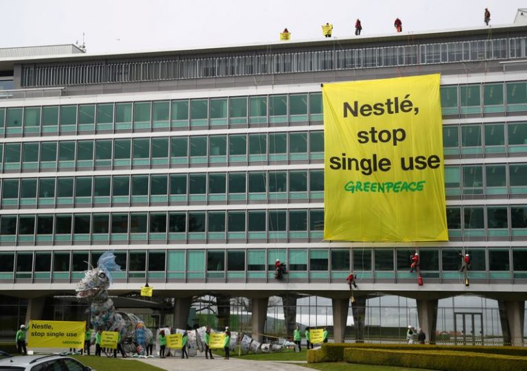 LYNXMPEG860Z4.jpg,Foto de archivo de activistas de Greenpeace manifestándose frente a la sede de Nestlé en Vevey, Suiza. 
Abril 16, 2019. REUTERS/Denis Balibouse; Crédito: DENIS BALIBOUSE, Reuters