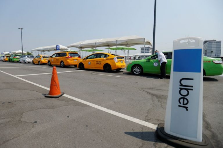LYNXMPEG871IW.jpg,Imagen de archivo taxis de Uber haciendo fila en un área de toma de pasajeros mientras conductores de Uber y Lyft realizan una movilización nacional para exigir que ambas compañías cumplan la ley de California y les den  LYNXMPEG871IW.jpg,Imagen de archivo taxis de Uber haciendo fila en un área de toma de pasajeros mientras conductores de Uber y Lyft realizan una movilización nacional para exigir que ambas compañías cumplan la ley de California y les den