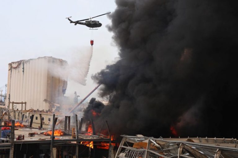 LYNXMPEG89120.jpg,Un helicóptero intenta apagar un incendio que estalló en la zona del puerto de Beirut, Líbano. 10 de septiembre de 2020. REUTERS/Mohamed Azakir; Crédito: MOHAMED AZAKIR, Reuters LYNXMPEG89120.jpg,Un helicóptero intenta apagar un incendio que estalló en la zona del puerto de Beirut, Líbano. 10 de septiembre de 2020. REUTERS/Mohamed Azakir; Crédito: MOHAMED AZAKIR, Reuters