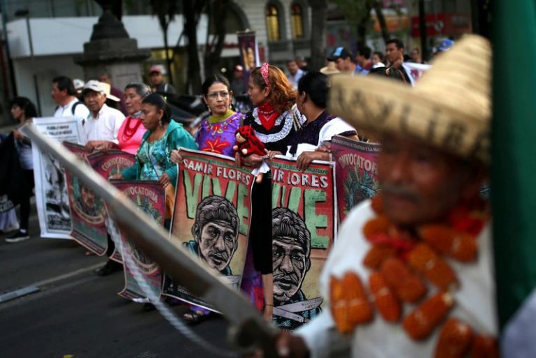 LYNXMPEG8A1E9.jpg,Foto de archivo. Manifestantes marchan mientras el Ejército Zapatista de Liberación Nacional (EZLN) de México protesta contra la construcción del tren maya y los proyectos del aeropuerto de Santa Lucía promovidos por el gobierno de México en la Ciudad de México, México, 21 de febrero de 2020 REUTERS/ Edgard Garrido; Crédito: EDGARD GARRIDO, Reuters