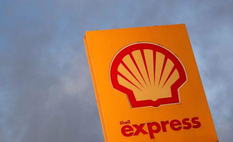 LYNXMPEG8C0HZ.jpg,Foto de archivo. El logo de Royal Dutch Shell en una estación de gasolina en Sint-Pieters-Leeuw, Bélgica, 30 de enero de  2019. REUTERS/Yves Herman; Crédito: Yves Herman, Reuters