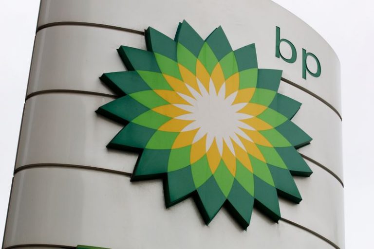 LYNXMPEG8D15Z.jpg,FILE PHOTO: A BP logo is seen on a petrol station in London November 2, 2010. REUTERS/Suzanne Plunkett ; Crédito: Suzanne Plunkett, Reuters