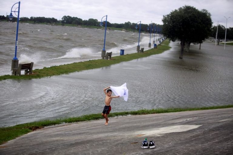 LYNXMPEG8F129-1.jpg,Un niño juega con el viento provocado por el huracán Sally en Lakeshore Park desde el Lago Pontchartrain, en Nueva Orleans, Luisiana, EEUU. 15 septiembre 2020. REUTERS/Kathleen Flynn; Crédito: Kathleen Flynn, Reuters
