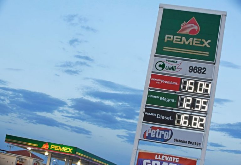 LYNXMPEG8G23H.jpg,Un letrero de precio LED digital de la empresa estatal Petróleos Mexicanos (PEMEX) muestra sus precios de gasolina Premium DUBA (diésel ultra bajo en azufre), Magna (regular) y diésel, en Ciudad Juárez, México, 4 de octubre de 2017. Fotografía tomada el 4 de octubre./ Foto de archivo; Crédito: JOSE LUIS GONZALEZ, Reuters