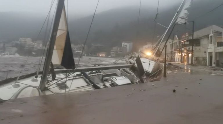 LYNXMPEG8H0XO.jpg,Imagen de un bote hundido durante la tormenta Ianos en Ágia Effimía, Cefalonia, Grecia. 18 de septiembre, 2020, tomada de un video publicado en redes sociales. Apostolos Moustakis/via REUTERS; Crédito: APOSTOLOS MOUSTAKIS, Reuters LYNXMPEG8H0XO.jpg,Imagen de un bote hundido durante la tormenta Ianos en Ágia Effimía, Cefalonia, Grecia. 18 de septiembre, 2020, tomada de un video publicado en redes sociales. Apostolos Moustakis/via REUTERS; Crédito: APOSTOLOS MOUSTAKIS, Reuters