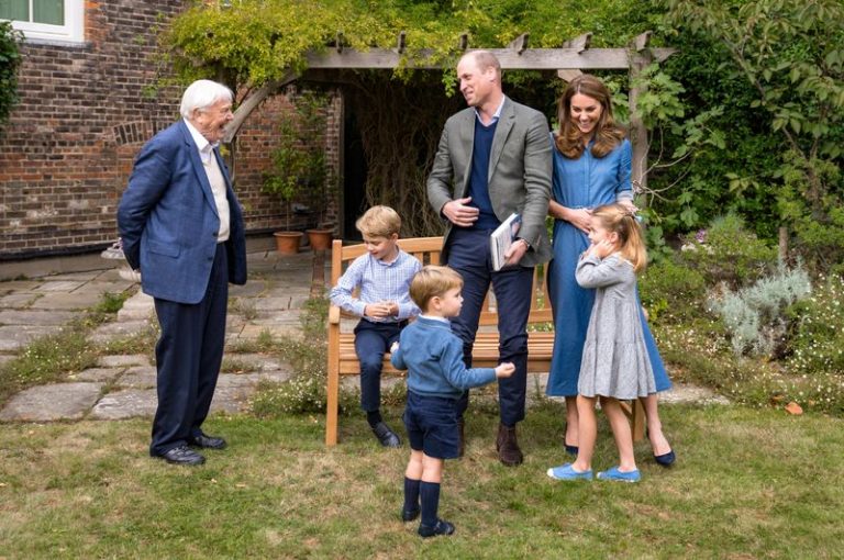 LYNXMPEG8S1C0.jpg,El príncipe británico Guillermo, su esposa Catalina y sus hijos Jorge, Carlota y Luis junto a David Attenborough, Londres, Gran Bretaña, 24 septiembre 2020.
Duque y Duquesa de Cambridge/Palacio de Kensington/Entregada vía REUTERS ; Crédito: KENSINGTON PALACE, Reuters