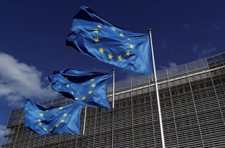 LYNXMPEG8T1MC.jpg,FILE PHOTO: European Union flags flutter outside the European Commission headquarters in Brussels, Belgium August 21, 2020. REUTERS/Yves Herman; Crédito: YVES HERMAN, Reuters