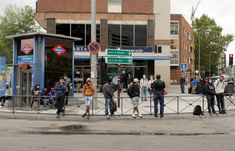 LYNXNPEG8K1BD.jpg,People wearing protective face masks stand at Usera neighbourhood, amid the outbreak of the coronavirus disease (COVID-19) in Madrid, Spain, September 19, 2020. REUTERS/Javier Barbancho; Crédito: JAVIER BARBANCHO, Reuters LYNXNPEG8K1BD.jpg,People wearing protective face masks stand at Usera neighbourhood, amid the outbreak of the coronavirus disease (COVID-19) in Madrid, Spain, September 19, 2020. REUTERS/Javier Barbancho; Crédito: JAVIER BARBANCHO, Reuters