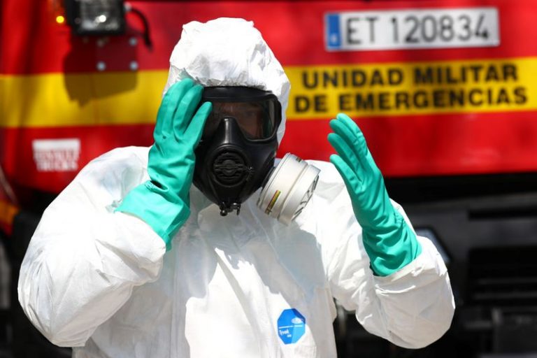 LYNXNPEG8K1HO.jpg,FOTO DE ARCHIVO. Un miembro de la Unidad Militar de Emergencias (UME) se prepara para desinfectar una instalación para discapacitados durante la pandemia del coronavirus (COVID-19), en Getafe, Madrid, España. 25 de marzo de 2020. REUTERS/Sergio Pérez; Crédito: SERGIO PÉREZ, Reuters LYNXNPEG8K1HO.jpg,FOTO DE ARCHIVO. Un miembro de la Unidad Militar de Emergencias (UME) se prepara para desinfectar una instalación para discapacitados durante la pandemia del coronavirus (COVID-19), en Getafe, Madrid, España. 25 de marzo de 2020. REUTERS/Sergio Pérez; Crédito: SERGIO PÉREZ, Reuters