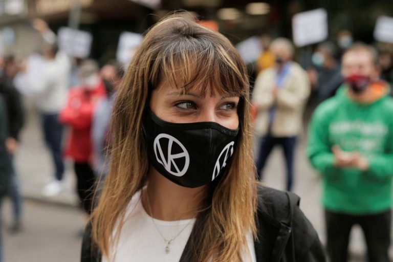 LYNXNPEG8K1N8.jpg,Una mujer con la cara cubierta por una mascarilla durante una protesta celebrada en Madrid contra las restricciones impuestas en algunas zonas de la ciudad por el Gobierno autonómico, en el barrio de Vallecas, al sur de la ciudad de Madrid, España, el 20 de septiembre de 2020. REUTERS/Javier Barbancho; Crédito: JAVIER BARBANCHO, Reuters