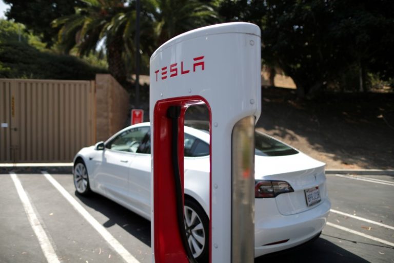 LYNXNPEG8L200.jpg,FILE PHOTO: A Tesla SuperCharger station is seen in Los Angeles, California, U.S., July 9, 2020.  REUTERS/Lucy Nicholson/File Photo; Crédito: Lucy Nicholson, Reuters