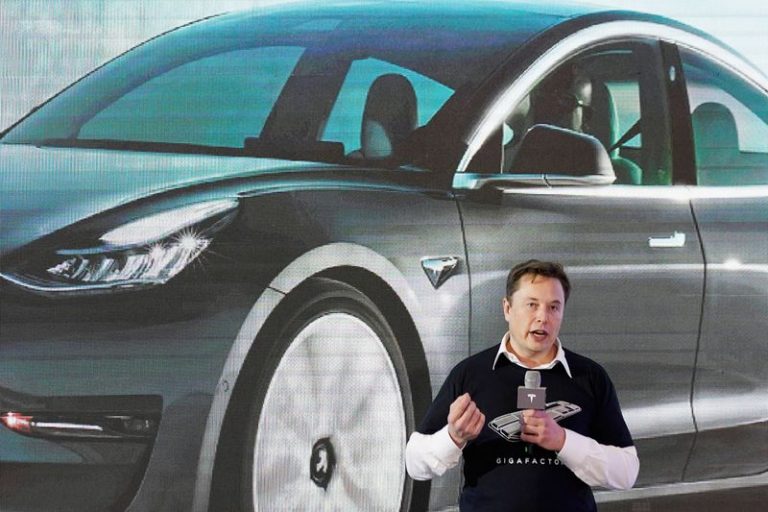 LYNXNPEG8M0II.jpg,FOTO DE ARCHIVO: El consejero delegado de Tesla, Elon Musk, durante un acto de presentación del Modelo 3 de la empresa en su fábrica de Shanghái, China, el 7 de enero de 2020. REUTERS/Aly Song; Crédito: ALY SONG, Reuters LYNXNPEG8M0II.jpg,FOTO DE ARCHIVO: El consejero delegado de Tesla, Elon Musk, durante un acto de presentación del Modelo 3 de la empresa en su fábrica de Shanghái, China, el 7 de enero de 2020. REUTERS/Aly Song; Crédito: ALY SONG, Reuters