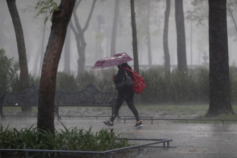 LYNXMPEG920OJ.jpg,Imagen de archivo. Una mujer camina con un paraguas bajo la lluvia en plena pandemia del coronavirus en Ciudad de México, México. 29 de junio de 2020 REUTERS / Henry Romero; Crédito: Henry Romero, Reuters