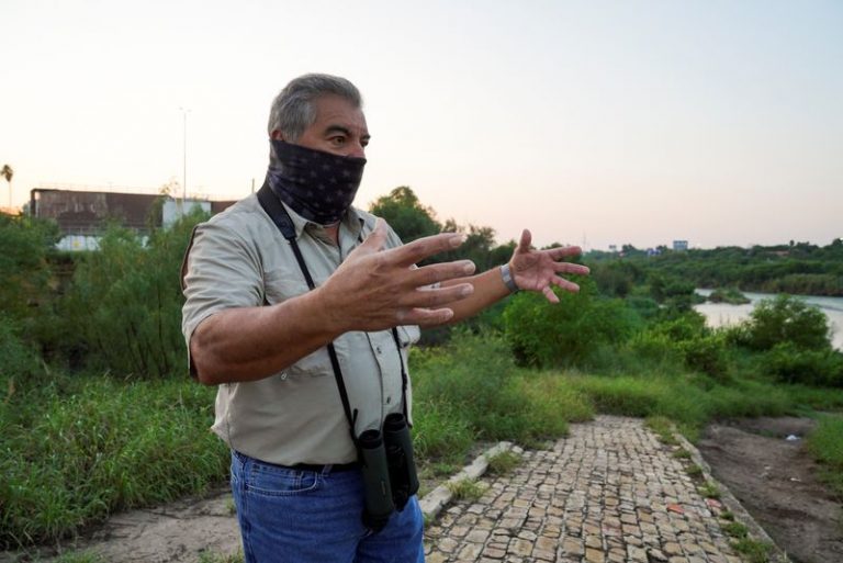 LYNXMPEG940Z2.jpg,Daniel Perales, observador de aves y presidente del Capítulo de la Sociedad Audubon de Monte Mucho, quien es un agente de la patrulla fronteriza retirado y se opone al muro fronterizo, habla sobre el impacto del mismo a metros del Río Grande en Laredo, Texas, EEUU. 19 de septiembre de 2020. REUTERS/Verónica G. Cárdenas; Crédito: VERÓNICA CÁRDENAS, Reuters LYNXMPEG940Z2.jpg,Daniel Perales, observador de aves y presidente del Capítulo de la Sociedad Audubon de Monte Mucho, quien es un agente de la patrulla fronteriza retirado y se opone al muro fronterizo, habla sobre el impacto del mismo a metros del Río Grande en Laredo, Texas, EEUU. 19 de septiembre de 2020. REUTERS/Verónica G. Cárdenas; Crédito: VERÓNICA CÁRDENAS, Reuters