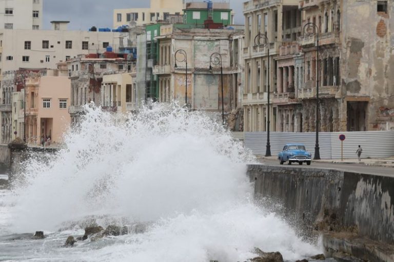LYNXMPEG941MR.jpg,Foto de archivo ilustrativa del malecón de La Habana durante el paso de la tormenta Laura. 
Ago 24, 2020. REUTERS/Alexandre Meneghini; Crédito: ALEXANDRE MENEGHINI, Reuters LYNXMPEG941MR.jpg,Foto de archivo ilustrativa del malecón de La Habana durante el paso de la tormenta Laura. 
Ago 24, 2020. REUTERS/Alexandre Meneghini; Crédito: ALEXANDRE MENEGHINI, Reuters