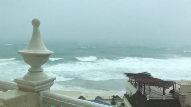 LYNXMPEG951NC.jpg,Foto ilustrativa de olas afectando la línea costera de Cancún por el paso de la tormenta Gamma tomada de la cuenta de Twitter @LDSIEMPRETRAVEL  via REUTERS 
ATENCIÓN EDITORES, CRÉDITO OBLIGATORIO, PROHIBIDA SU REVENTA O SU USO COMO ARCHIVO. ; Crédito: @LDSIEMPRETRAVEL, Reuters