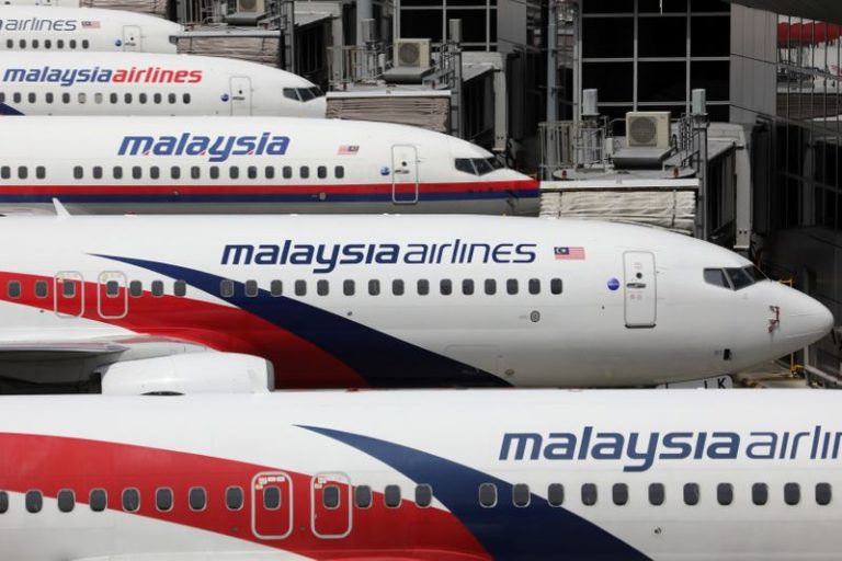 LYNXMPEG951OO.jpg,Aviones de Malaysia Airlines estacionados en el Aeropuerto Internacional de Kuala Lumpur, en medio del brote de la enfermedad por coronavirus (COVID-19) en Sepang, Malasia. 6 de octubre de 2020. REUTERS/Lim Huey Teng; Crédito: LIM HUEY TENG, Reuters LYNXMPEG951OO.jpg,Aviones de Malaysia Airlines estacionados en el Aeropuerto Internacional de Kuala Lumpur, en medio del brote de la enfermedad por coronavirus (COVID-19) en Sepang, Malasia. 6 de octubre de 2020. REUTERS/Lim Huey Teng; Crédito: LIM HUEY TENG, Reuters