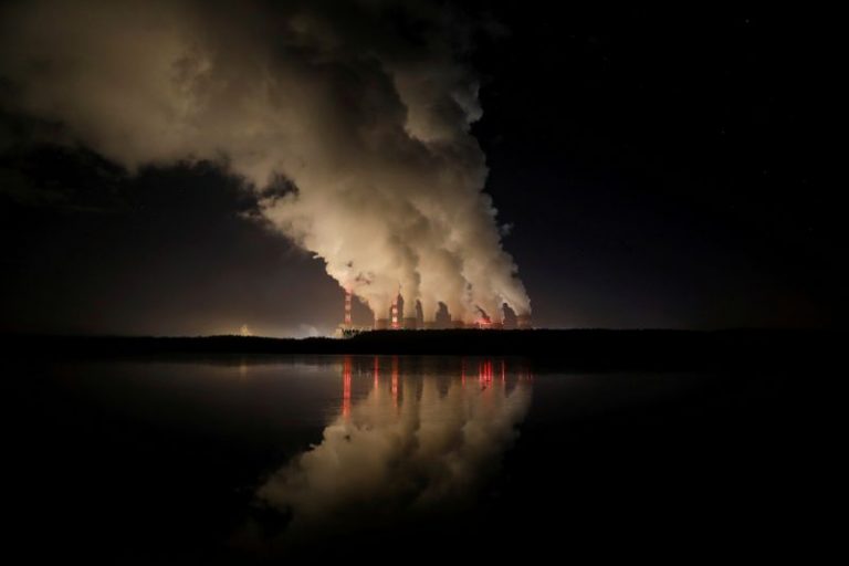 LYNXMPEG960OS-1.jpg,FOTO DE ARCHIVO: Humo y vapor de la Central Eléctrica de Belchatow, la central eléctrica de carbón más grande de Europa operada por el Grupo PGE, cerca de Belchatow, Polonia, 5 de diciembre de 2018. REUTERS/Kacper Pempel; Crédito: KACPER PEMPEL, Reuters LYNXMPEG960OS-1.jpg,FOTO DE ARCHIVO: Humo y vapor de la Central Eléctrica de Belchatow, la central eléctrica de carbón más grande de Europa operada por el Grupo PGE, cerca de Belchatow, Polonia, 5 de diciembre de 2018. REUTERS/Kacper Pempel; Crédito: KACPER PEMPEL, Reuters