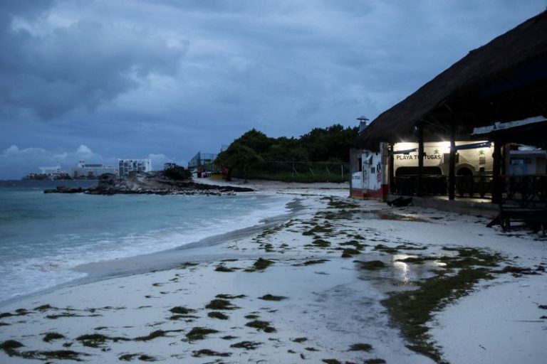 LYNXMPEG96139-2.jpg,Una vista general de las playas vacías mientras el huracán Delta se aproximaba a Cancun, México. 6 de octubre de  2020. REUTERS/Jorge Delgado; Crédito: JORGE DELGADO, Reuters