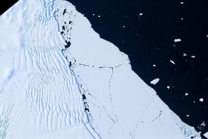 LYNXMPEG970UN.jpg,FOTO DE ARCHIVO: Un extremo de una plataforma de hielo se separa del continente antártico producto del aumento de temperaturas y flota hacia el océano en una imagen satelital. Ching-Yao Lai/Handout via REUTERS. ATENCIÓN EDITORES: ESTA IMAGEN FUE PROVISTA POR UNA TERCERA PARTE.; Crédito: CHING-YAO LAI, Reuters LYNXMPEG970UN.jpg,FOTO DE ARCHIVO: Un extremo de una plataforma de hielo se separa del continente antártico producto del aumento de temperaturas y flota hacia el océano en una imagen satelital. Ching-Yao Lai/Handout via REUTERS. ATENCIÓN EDITORES: ESTA IMAGEN FUE PROVISTA POR UNA TERCERA PARTE.; Crédito: CHING-YAO LAI, Reuters
