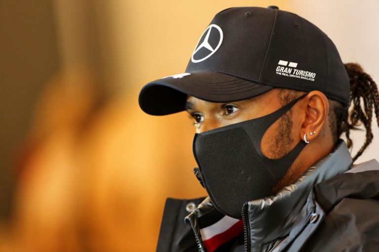LYNXMPEG97200.jpg,Foto de archivo: Lewis Hamilton de Mercedes con una mascarilla protectora durante una conferencia de prensa antes del Gran Premio de Eifel. 8 de octubre.FIA/Handout via REUTERS; Crédito: HANDOUT, Reuters LYNXMPEG97200.jpg,Foto de archivo: Lewis Hamilton de Mercedes con una mascarilla protectora durante una conferencia de prensa antes del Gran Premio de Eifel. 8 de octubre.FIA/Handout via REUTERS; Crédito: HANDOUT, Reuters
