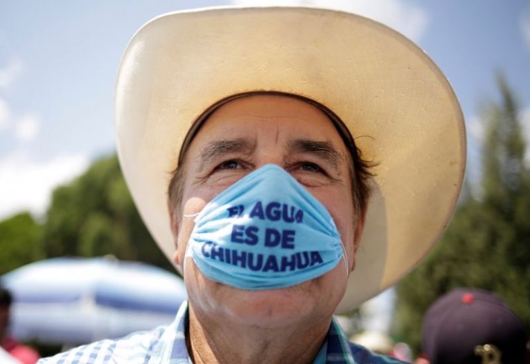 LYNXMPEG9725E.jpg,FOTO DE ARCHIVO: Un hombre con una máscara protectora asiste a una protesta contra la decisión del gobierno mexicano de desviar agua de la presa La Boquilla a EEUU, como parte de un tratado bilateral de agua de 1944 entre los dos países, en Delicias, estado de Chihuahua, México. Septiembre 20, 2020. El escrito dice,  LYNXMPEG9725E.jpg,FOTO DE ARCHIVO: Un hombre con una máscara protectora asiste a una protesta contra la decisión del gobierno mexicano de desviar agua de la presa La Boquilla a EEUU, como parte de un tratado bilateral de agua de 1944 entre los dos países, en Delicias, estado de Chihuahua, México. Septiembre 20, 2020. El escrito dice,
