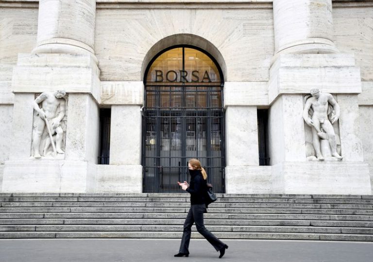 LYNXMPEG980F3.jpg,FOTO DE ARCHIVO: Una mujer pasa frente al edificio de la Bolsa de Milán, Italia, el 25 de febrero de 2020. REUTERS/Flavio Lo Scalzo; Crédito: Flavio Lo Scalzo, Reuters LYNXMPEG980F3.jpg,FOTO DE ARCHIVO: Una mujer pasa frente al edificio de la Bolsa de Milán, Italia, el 25 de febrero de 2020. REUTERS/Flavio Lo Scalzo; Crédito: Flavio Lo Scalzo, Reuters