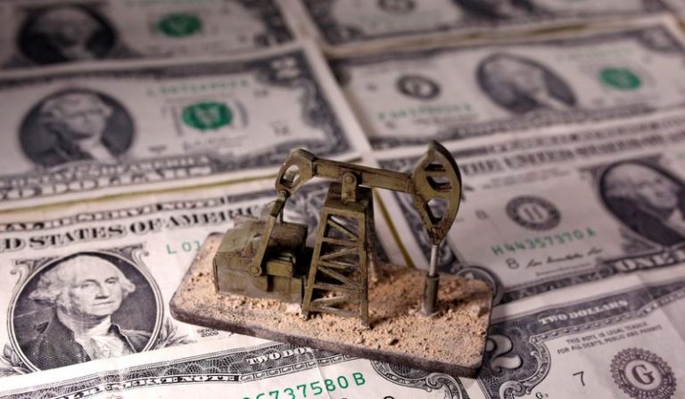 LYNXMPEG980MP-1.jpg,FILE PHOTO: A 3D printed oil pump jack is placed on dollar banknotes in this illustration picture, April 14, 2020. REUTERS/Dado Ruvic/Illustration; Crédito: DADO RUVIC, Reuters LYNXMPEG980MP-1.jpg,FILE PHOTO: A 3D printed oil pump jack is placed on dollar banknotes in this illustration picture, April 14, 2020. REUTERS/Dado Ruvic/Illustration; Crédito: DADO RUVIC, Reuters