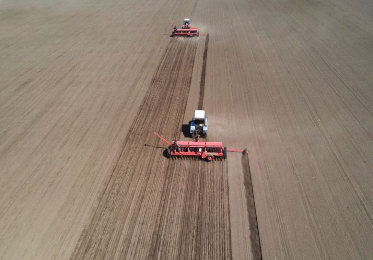 LYNXMPEG980MQ.jpg,Foto de archivo de trabajadores agrícoles operando maquinaria para plantar soja en un campo cerca de la localidad de Husachivka, en la región de Kiev. 
Abril 17, 2020. REUTERS/Anton Muraviov; Crédito: ANTON MURAVIOV, Reuters LYNXMPEG980MQ.jpg,Foto de archivo de trabajadores agrícoles operando maquinaria para plantar soja en un campo cerca de la localidad de Husachivka, en la región de Kiev. 
Abril 17, 2020. REUTERS/Anton Muraviov; Crédito: ANTON MURAVIOV, Reuters