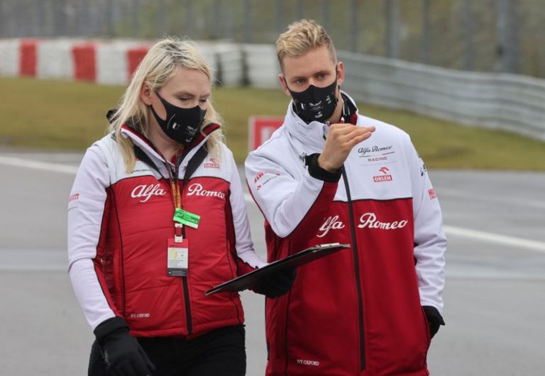 LYNXMPEG98108.jpg,Mick Schumacher de la escudería Alfa Romeo con una mascarilla analizando el circuito de Nuerburgring, en el Gran Premio de Fórmula 1 de Eifel, Alemania - Octubre 8, 2020   REUTERS/Wolfgang Rattay; Crédito: WOLFGANG RATTAY, Reuters LYNXMPEG98108.jpg,Mick Schumacher de la escudería Alfa Romeo con una mascarilla analizando el circuito de Nuerburgring, en el Gran Premio de Fórmula 1 de Eifel, Alemania - Octubre 8, 2020   REUTERS/Wolfgang Rattay; Crédito: WOLFGANG RATTAY, Reuters