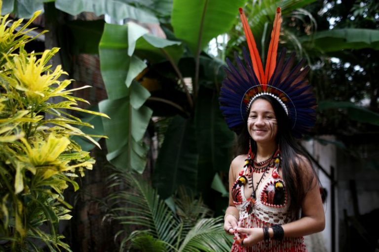 LYNXMPEG98174.jpg,Samela Satere-Mawe, estudiante de biología y activista indígena de 24 años, posa para fotografías cerca de su casa, que también es la sede de la Asociación de Mujeres Satere Mawe en el barrio de Compensa en Manaos, estado de Amazonas, Brasil. 1 de octubre de 2020. REUTERS/Bruno Kelly; Crédito: BRUNO KELLY, Reuters LYNXMPEG98174.jpg,Samela Satere-Mawe, estudiante de biología y activista indígena de 24 años, posa para fotografías cerca de su casa, que también es la sede de la Asociación de Mujeres Satere Mawe en el barrio de Compensa en Manaos, estado de Amazonas, Brasil. 1 de octubre de 2020. REUTERS/Bruno Kelly; Crédito: BRUNO KELLY, Reuters