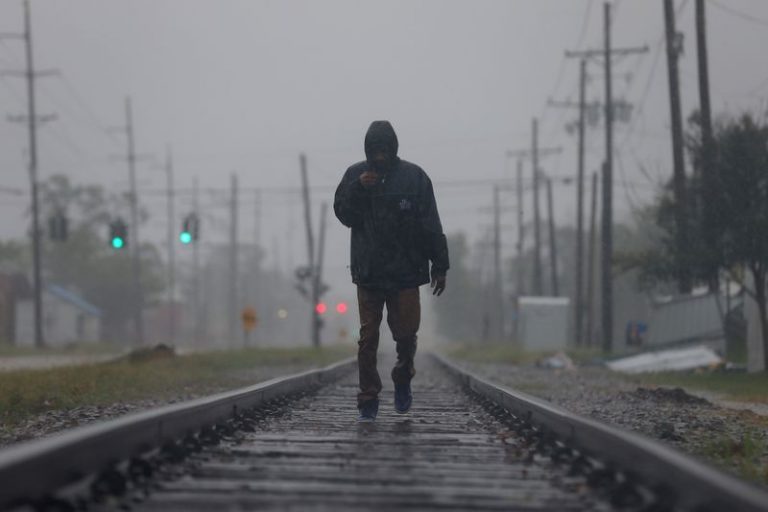 LYNXMPEG981DN.jpg,Desmond Peter camina por las vías del tren en busca de una tienda abierta durante elpaso del huracán Delta en Lake Charles, Louisiana, EE.UU, 9 de octubre de 2020. REUTERS / Jonathan Bachman; Crédito: JONATHAN BACHMAN, Reuters LYNXMPEG981DN.jpg,Desmond Peter camina por las vías del tren en busca de una tienda abierta durante elpaso del huracán Delta en Lake Charles, Louisiana, EE.UU, 9 de octubre de 2020. REUTERS / Jonathan Bachman; Crédito: JONATHAN BACHMAN, Reuters