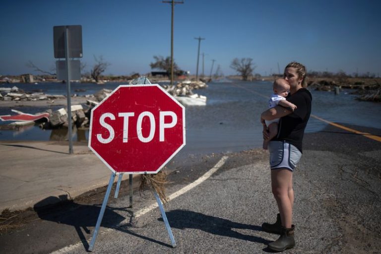 LYNXMPEG990K8.jpg,Sarah Adams, de 33 años, sostiene a su bebé de tres meses tras visitar la casa de su familia que quedó destruida por el paso del huracán Delta en Creole, Luisiana, Octubre 10, 2020. REUTERS/Adrees Latif; Crédito: ADREES LATIF, Reuters LYNXMPEG990K8.jpg,Sarah Adams, de 33 años, sostiene a su bebé de tres meses tras visitar la casa de su familia que quedó destruida por el paso del huracán Delta en Creole, Luisiana, Octubre 10, 2020. REUTERS/Adrees Latif; Crédito: ADREES LATIF, Reuters