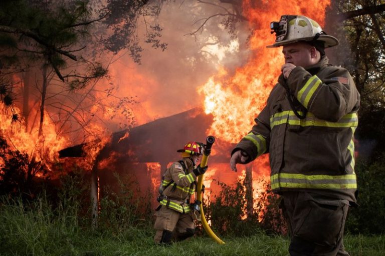 LYNXMPEG9B0QY.jpg,Bomberos locales responden al incendio en una casa luego de paso de la tormenta Delta en Luisiana, Estados Unidos. Octubre 11, 2020.  REUTERS/Adrees Latif   ; Crédito: ADREES LATIF, Reuters LYNXMPEG9B0QY.jpg,Bomberos locales responden al incendio en una casa luego de paso de la tormenta Delta en Luisiana, Estados Unidos. Octubre 11, 2020.  REUTERS/Adrees Latif   ; Crédito: ADREES LATIF, Reuters