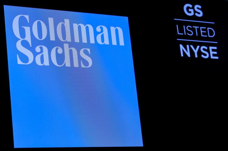 LYNXMPEG9B0X3.jpg,FOTO DE ARCHIVO. El logo de Goldman Sachs se muestra en una pantalla de la Bolsa de Valores de Nueva York (NYSE), en Estados Unidos. 18 de diciembre de 2018. REUTERS/Brendan McDermid; Crédito: Brendan McDermid, Reuters LYNXMPEG9B0X3.jpg,FOTO DE ARCHIVO. El logo de Goldman Sachs se muestra en una pantalla de la Bolsa de Valores de Nueva York (NYSE), en Estados Unidos. 18 de diciembre de 2018. REUTERS/Brendan McDermid; Crédito: Brendan McDermid, Reuters