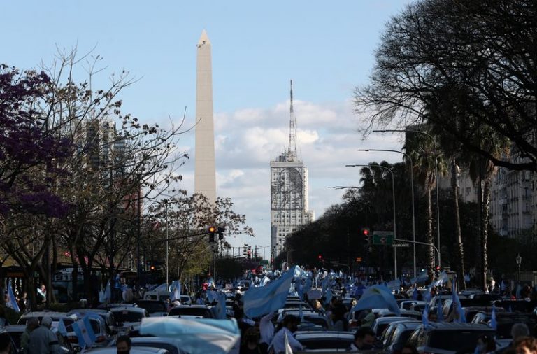 LYNXMPEG9B1OT.jpg,Los manifestantes participan en una protesta contra el gobierno nacional de Argentina en medio del brote de la enfermedad del coronavirus (COVID-19), en el obelisco de Buenos Aires, Argentina. Oct 12, 2020. REUTERS/Agustin Marcarian; Crédito: AGUSTIN MARCARIAN, Reuters LYNXMPEG9B1OT.jpg,Los manifestantes participan en una protesta contra el gobierno nacional de Argentina en medio del brote de la enfermedad del coronavirus (COVID-19), en el obelisco de Buenos Aires, Argentina. Oct 12, 2020. REUTERS/Agustin Marcarian; Crédito: AGUSTIN MARCARIAN, Reuters
