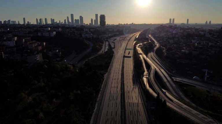 LYNXMPEG9C0H0.jpg,FOTOS DE ARCHIVO: Una vista aérea de una carretera desierta durante un toque de queda de dos días en Estambul, Turquía, el 12 de abril de 2020. REUTERS/Umit Bektas/Archivo Foto; Crédito: Umit Bektas, Reuters LYNXMPEG9C0H0.jpg,FOTOS DE ARCHIVO: Una vista aérea de una carretera desierta durante un toque de queda de dos días en Estambul, Turquía, el 12 de abril de 2020. REUTERS/Umit Bektas/Archivo Foto; Crédito: Umit Bektas, Reuters