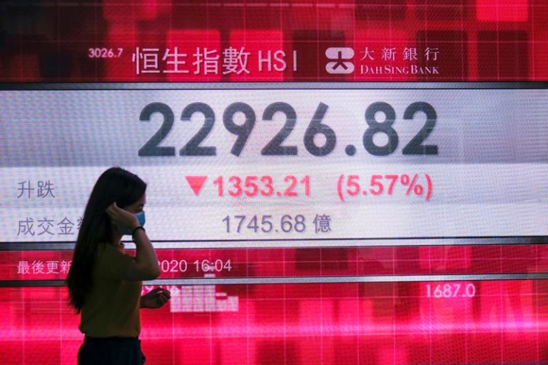 LYNXMPEG9C0J5.jpg,Una mujer pasa por delante de un panel del índice Hang Seng de la tarde en Hong Kong, China, el 22 de mayo de 2020. REUTERS/Tyrone Siu; Crédito: Tyrone Siu, Reuters