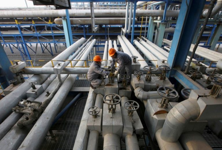 LYNXMPEG9C0WX.jpg,FOTO DE ARCHIVO: Los empleados cierran una válvula de una tubería en una refinería de PetroChina en Lanzhou, provincia de Gansu, el 7 de enero de 2011. REUTERS / Stringer / File Photo CHINA OUT. NINGUNA VENTA COMERCIAL O EDITORIAL EN CHINA; Crédito: Stringer Shanghai, Reuters LYNXMPEG9C0WX.jpg,FOTO DE ARCHIVO: Los empleados cierran una válvula de una tubería en una refinería de PetroChina en Lanzhou, provincia de Gansu, el 7 de enero de 2011. REUTERS / Stringer / File Photo CHINA OUT. NINGUNA VENTA COMERCIAL O EDITORIAL EN CHINA; Crédito: Stringer Shanghai, Reuters