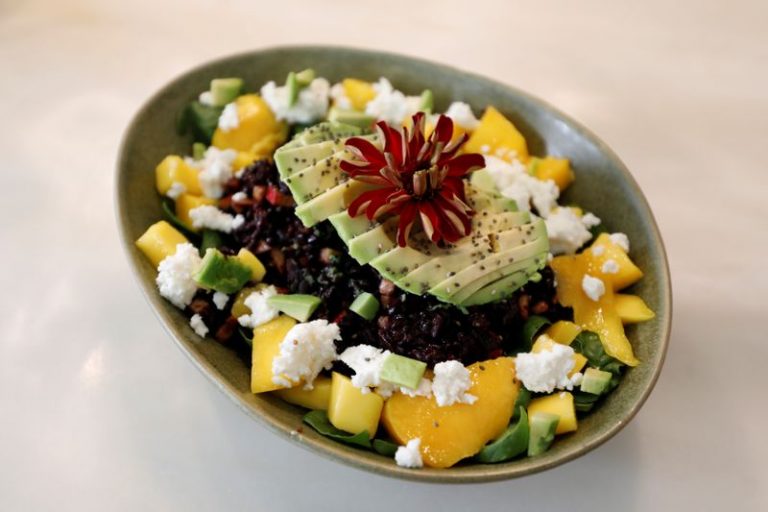 LYNXMPEG9C0YQ.jpg,Un plato de aguacate espera ser servido en el restaurante Avocado House, en Lisboa, Portugal. 9 de octubre de 2020. REUTERS/Rafael Marchante; Crédito: RAFAEL MARCHANTE, Reuters LYNXMPEG9C0YQ.jpg,Un plato de aguacate espera ser servido en el restaurante Avocado House, en Lisboa, Portugal. 9 de octubre de 2020. REUTERS/Rafael Marchante; Crédito: RAFAEL MARCHANTE, Reuters