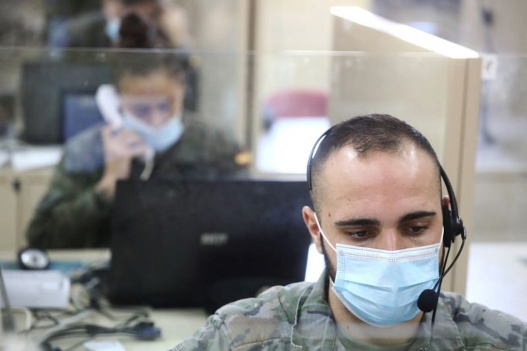 LYNXMPEG9C1FA.jpg,Soldados españoles, que respetan las medidas de distanciamiento social, trabajan haciendo seguimiento de los contactos de infectados de COVID-19 detrás de paneles de vidrio en la base militar El Goloso, en medio de la pandemia de coronavirus, en Madrid, España. 7 de octubre, 2020. REUTERS/Sergio Perez; Crédito: SERGIO PEREZ, Reuters LYNXMPEG9C1FA.jpg,Soldados españoles, que respetan las medidas de distanciamiento social, trabajan haciendo seguimiento de los contactos de infectados de COVID-19 detrás de paneles de vidrio en la base militar El Goloso, en medio de la pandemia de coronavirus, en Madrid, España. 7 de octubre, 2020. REUTERS/Sergio Perez; Crédito: SERGIO PEREZ, Reuters