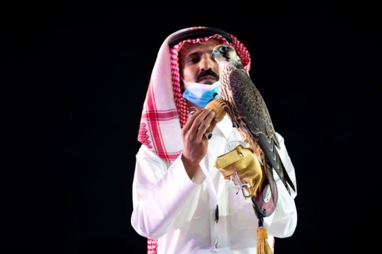 LYNXMPEG9D1BW.jpg,Un hombre saudí exhibe a un halcón que fue vendido por 650.000 riales (173.284 dólares) durante una subasta del Saudi Falcons Club en el Festival Rey Abdulaziz en Mulham, al norte de Riad, Arabia Saudita. 13 de octubre, 2020. Media Center Saudi Falcons Club Auction via REUTERS; Crédito: MEDIA CENTER SAUDI FALCONS CLUB, Reuters LYNXMPEG9D1BW.jpg,Un hombre saudí exhibe a un halcón que fue vendido por 650.000 riales (173.284 dólares) durante una subasta del Saudi Falcons Club en el Festival Rey Abdulaziz en Mulham, al norte de Riad, Arabia Saudita. 13 de octubre, 2020. Media Center Saudi Falcons Club Auction via REUTERS; Crédito: MEDIA CENTER SAUDI FALCONS CLUB, Reuters