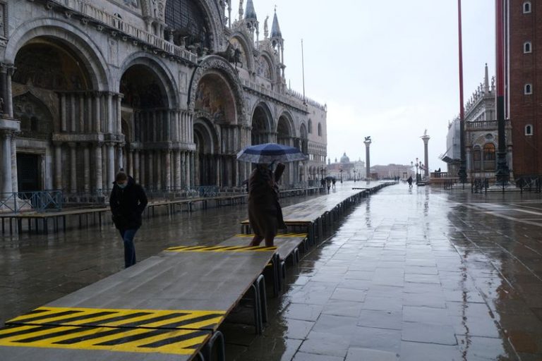 LYNXMPEG9E108.jpg,La gente camina en la Plaza de San Marcos durante la marea alta mientras las barreras contra inundaciones conocidas como Mose se levantan por segunda vez, protegiendo con éxito la ciudad de la laguna de las inundaciones, en Venecia, Italia, 15 octubre 2020.
REUTERS/Manuel Silvestri; Crédito: MANUEL SILVESTRI, Reuters LYNXMPEG9E108.jpg,La gente camina en la Plaza de San Marcos durante la marea alta mientras las barreras contra inundaciones conocidas como Mose se levantan por segunda vez, protegiendo con éxito la ciudad de la laguna de las inundaciones, en Venecia, Italia, 15 octubre 2020.
REUTERS/Manuel Silvestri; Crédito: MANUEL SILVESTRI, Reuters