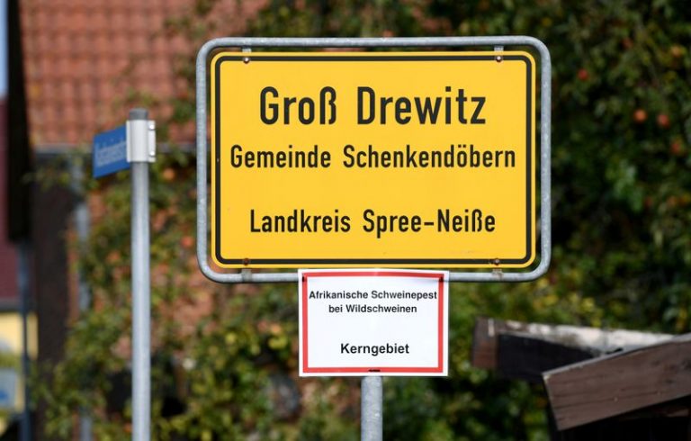 LYNXMPEG9F19D.jpg,FOTO DE ARCHIVO: Un letrero de la ciudad de Gross Drewitz con una nota que dice  LYNXMPEG9F19D.jpg,FOTO DE ARCHIVO: Un letrero de la ciudad de Gross Drewitz con una nota que dice