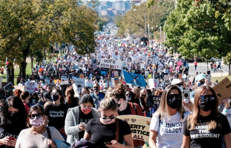 LYNXMPEG9G0PF.jpg,Activistas en la Marcha de las Mujeres participan en protestas a nivel nacional contra la decisión del presidente Donald Trump de llenar la vacante en la Corte Suprema antes de las elecciones del 3 de noviembre, en Washington, EEUU. Octubre 17, 2020. REUTERS/Michael A. McCoy; Crédito: MICHAEL MCCOY, Reuters