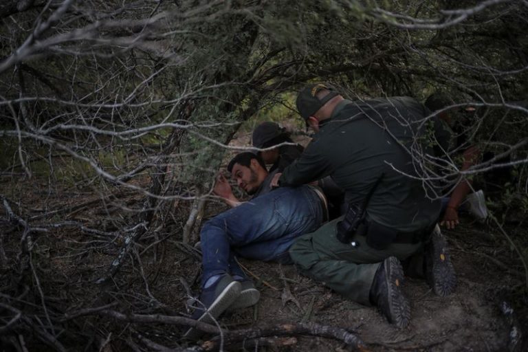 LYNXMPEG9I16W.jpg,FOTO DE ARCHIVO. Agentes de control fronterizo de Estados Unidos detienen a un migrante centroamericano que cruzó al país desde México en Mission, Texas. REUTERS/Adrees Latif   ; Crédito: ADREES LATIF, Reuters LYNXMPEG9I16W.jpg,FOTO DE ARCHIVO. Agentes de control fronterizo de Estados Unidos detienen a un migrante centroamericano que cruzó al país desde México en Mission, Texas. REUTERS/Adrees Latif   ; Crédito: ADREES LATIF, Reuters